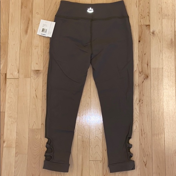 Beyond Yoga Full Circle cut out Capris - Picture 3 of 7